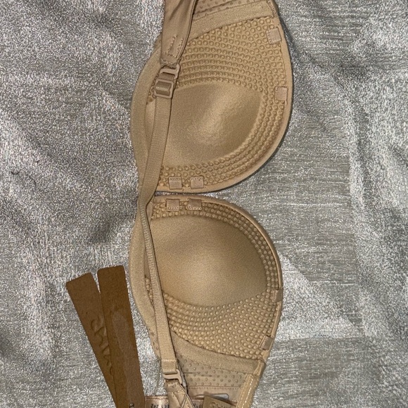 SKIMS Nude Strapless Bra and Panty Set - Picture 8 of 8